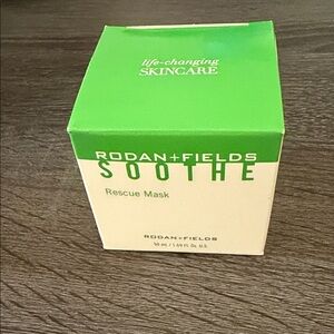 Rodan + Fields Soothe Rescue Mask - Green & Cream